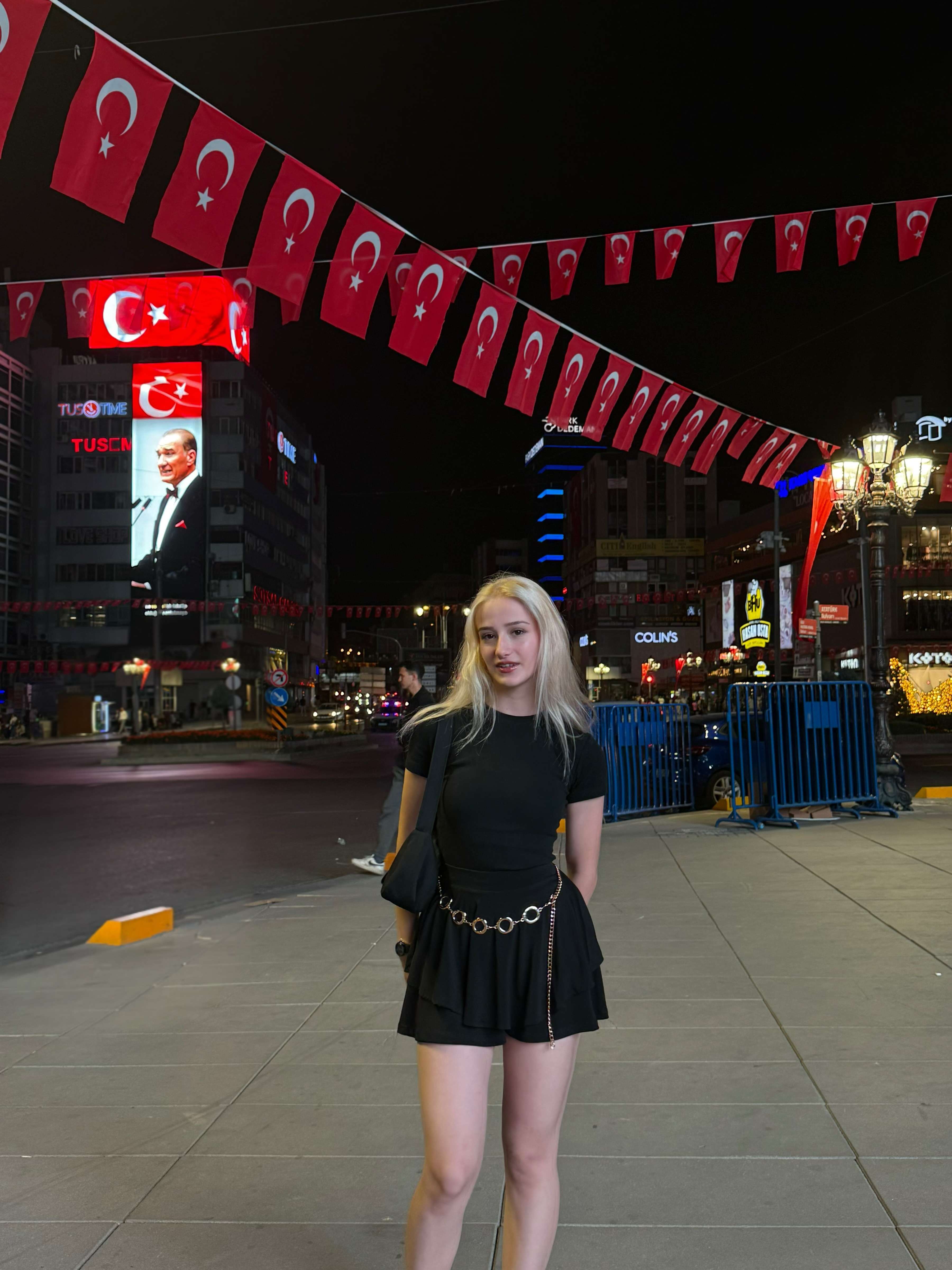 Azra Akkaynak Profile Picture